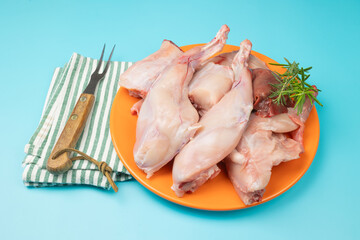 morceaux de lapin cru, en gros plan, dans une assiette