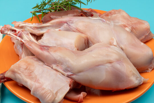 morceaux de lapin cru, en gros plan, dans une assiette