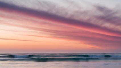 Obraz premium Serene Ocean Waves at Sunset with Colorful Skies.