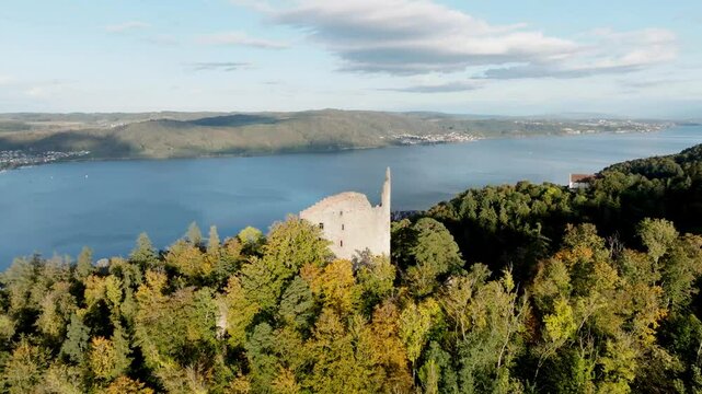 Luftaufnahme von der Burgruine Altbodman &uuml;ber dem westlichen Bodensee