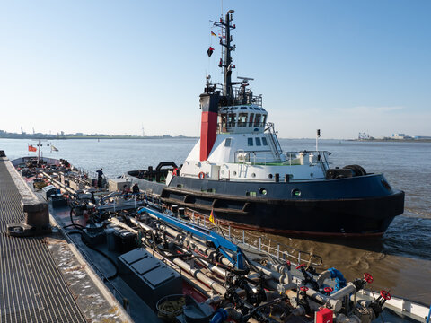 Bunkerschiff - schwimmende Tankstelle im Hafen - Hafenschlepper bunkert Diesel Treibstoff