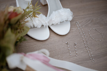 boda, traje, accesorios, reloj, botones, familia, recuerdos, chaleco, chaqueta, zapatos, ramillete, prendido, corbata, gemelos, novio, novia, marido, mujer, ramo, collar, pendientes, gafas, tacones, p