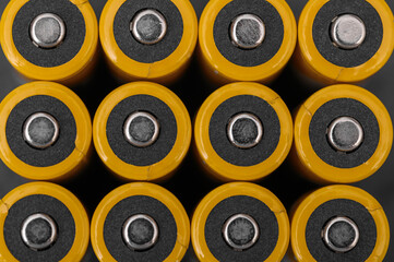 Tło energia, zolte baterie alkaliczne podłużne typu AA