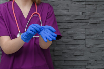 Pani doktor zakłada rękawiczki chirurgiczne do zabiegu