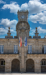 Arcada, fachada y torre del reloj en el ayuntamiento o concello de Lugo, España