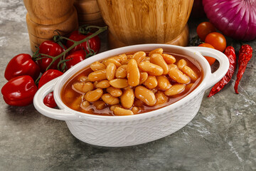 Canned beans in tomato sauce