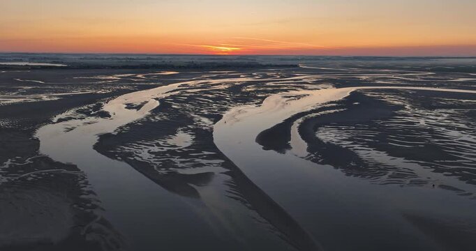 Vue a&eacute;rienne du Crotoy et de la Baie de Somme &agrave; mar&eacute;e basse au petit matin