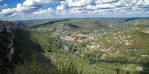 Le village de Saint Antonin Noble Val vu de la falaise dominant la rivière Aveyron