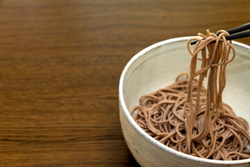 箸でそばを食べる