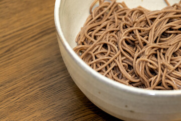 器に入れられた蕎麦