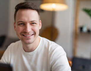 Obraz premium Dorosły dojrzały uśmiechnięty mężczyzna w średnim wieku