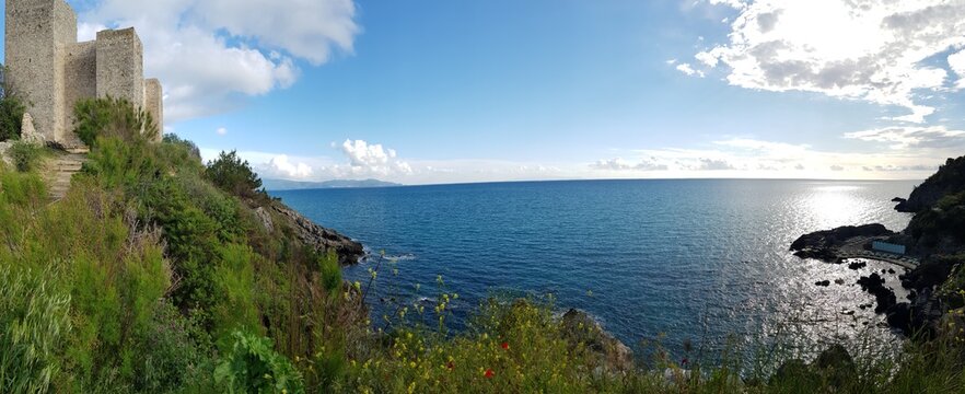 rocca medievale a picco sul mare