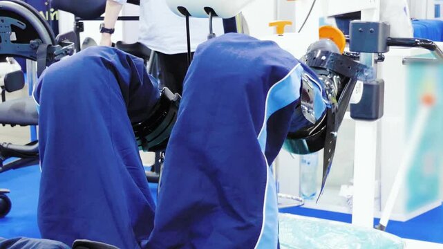 Therapeutic device for mechanotherapy treatment with movement, for bedridden patients, during recovery after injuries, with impaired walking and limitations in the musculoskeletal system.