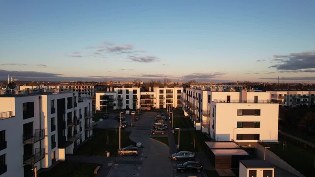 Nowoczesne osiedle mieszkaniowe o zachodzie slonca, wspolczesna architektura
