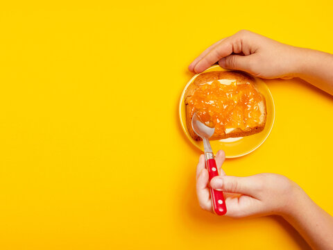 D&eacute;gustation d'une tartine beurre confiture, studio.