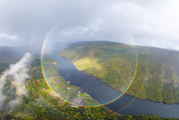 Arcoiris en el Cañon del Rio Sil en la Ribeira Sacra de Galicia