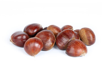 Obraz premium chestnuts isolated on white background 