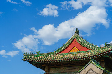Obraz premium Decoration details of gates and palaces in the Temple of Heaven under blue sky, a major landmark and travel destination in Beijing, China