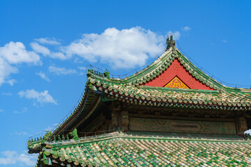 Obraz premium Decoration details of gates and palaces in the Temple of Heaven under blue sky, a major landmark and travel destination in Beijing, China