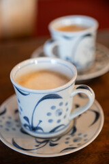 温かいコーヒーを飲む