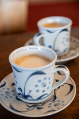 温かいコーヒーを飲む