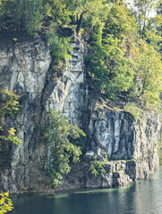 an old quarry with clear water, rocks and wonderful views in the middle of the city