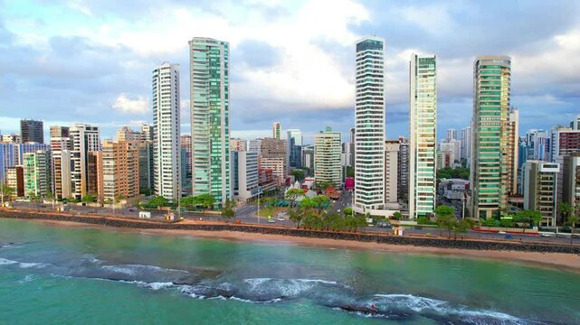 Praia de Boa viagem na Cidade do Recife no estado de Pernambuco no Brasil visto de cima com drone 4k