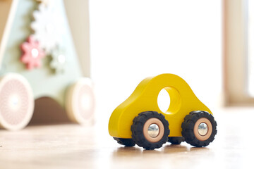 Coche infantil en cuarto de juegos