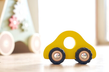 Coche infantil en cuarto de juegos