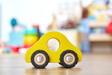 Coche infantil en cuarto de juegos
