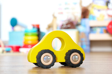 Coche infantil en cuarto de juegos