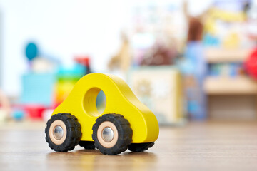 Coche infantil en cuarto de juegos