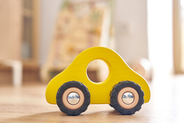 Coche infantil en cuarto de juegos