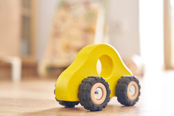 Coche infantil en cuarto de juegos
