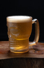 Chopp gelado servido na caneca de caveira