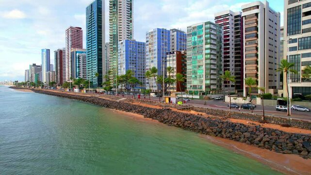 Praia de Boa viagem na Cidade do Recife no estado de Pernambuco no Brasil visto de cima com drone 4k