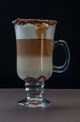 Capuccino, com chocolate, café, creme e canela