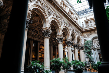 Obraz premium Elegant interior architecture with tall columns.