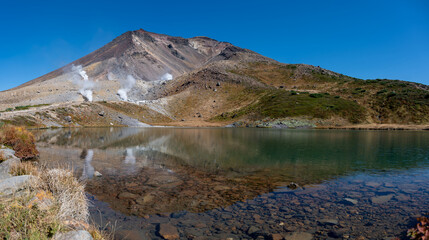 秋の大雪山旭岳の風景、姿見の池に映る逆さ旭岳