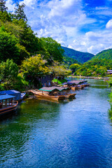 日本の美しい京都の風景。山、川、橋、木々。