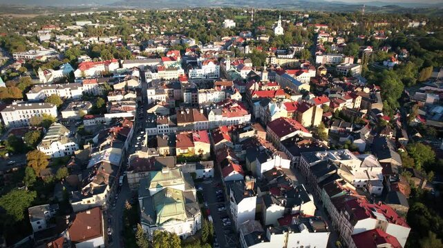 Panorama starego miasta z g&oacute;ry, widok z drona na Cieszyn Polska