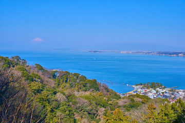 Obraz premium 春の神奈川県葉山町の(はやま三ヶ岡山緑地)真名瀬コースの三ヶ岡山山頂から西側の眺望(富士山,相模湾など)