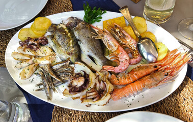 Tray with mixed grilled fish