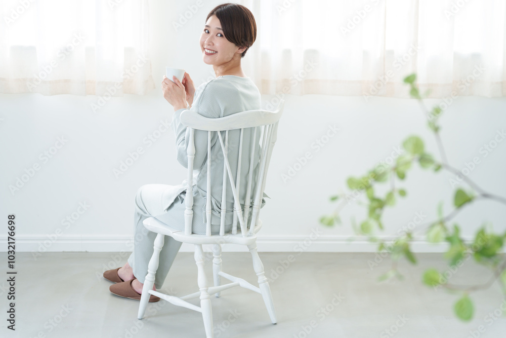 Poster 朝起床してマグカップで飲み物を飲む女性