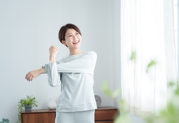 朝パジャマでストレッチする女性
