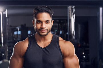 Fototapeta premium Junger muskulöser Mann im Fitnesscenter