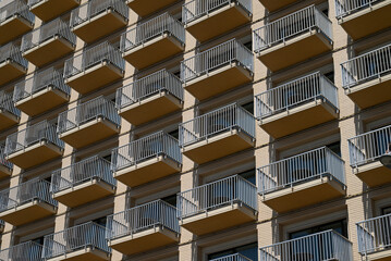 Façade d'immeuble avec des balcons dans la ville de Naples
