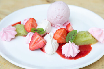 Strawberry meringue with ice cream and berries