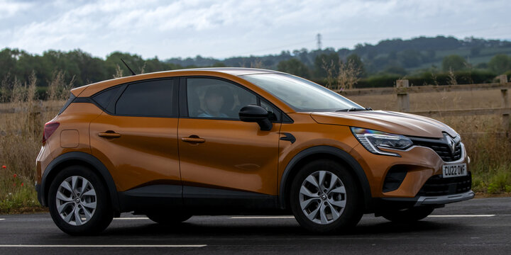 2022 orange Renault Captur Iconic Edition TCE car