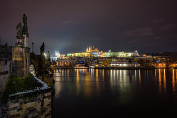 Obraz premium A stunning nighttime view of Charles Bridge with Prague Castle illuminated in the background.
